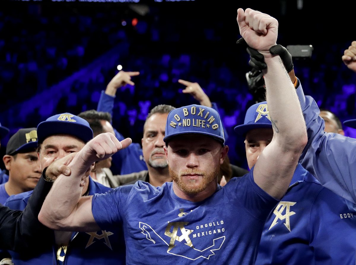 El 'Canelo' Álvarez festejó a lo grande. (Foto Prensa Libre: AP)