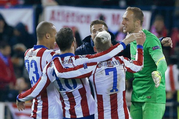 Los jugadores del Atlético de Madrid festejaron el triunfo sobre el Bayer Leverkusen. (Foto Prensa Libre: EFE).