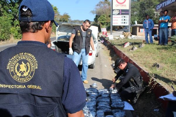 Autoridades del Ministerio Público y de la PNC registran droga y otros objetos.