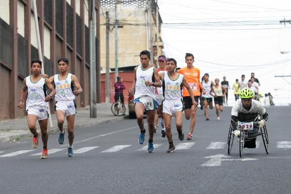 Corredores especiales también forman parte de la competencia dominical. (Foto Prensa Libre: Norvin Mendoza)