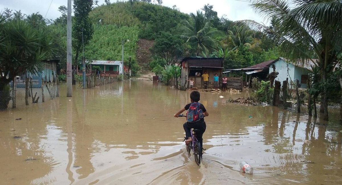 Varias horas de lluvia en Petén, causaron inundaciones en La Libertad y Las Cruces. En la imágen una de las calles del primer municipio. (Foto Prensa Libre: Conred)