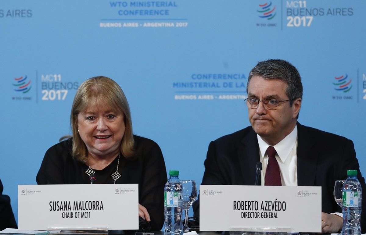 La presidenta de la Conferencia Ministerial de la OMC Susana Malcorra (i) y el director general de la OMC Roberto Azevedo (d) participan en Buenos Aires.(EFE),