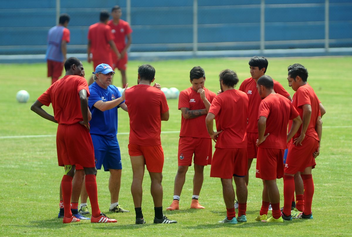 Jugadores de Municipal escuchan al técnico Gustavo Machaín en la practica que realizaron en el estadio El Trébol. (Foto Prensa Libre: Carlos Vicente)