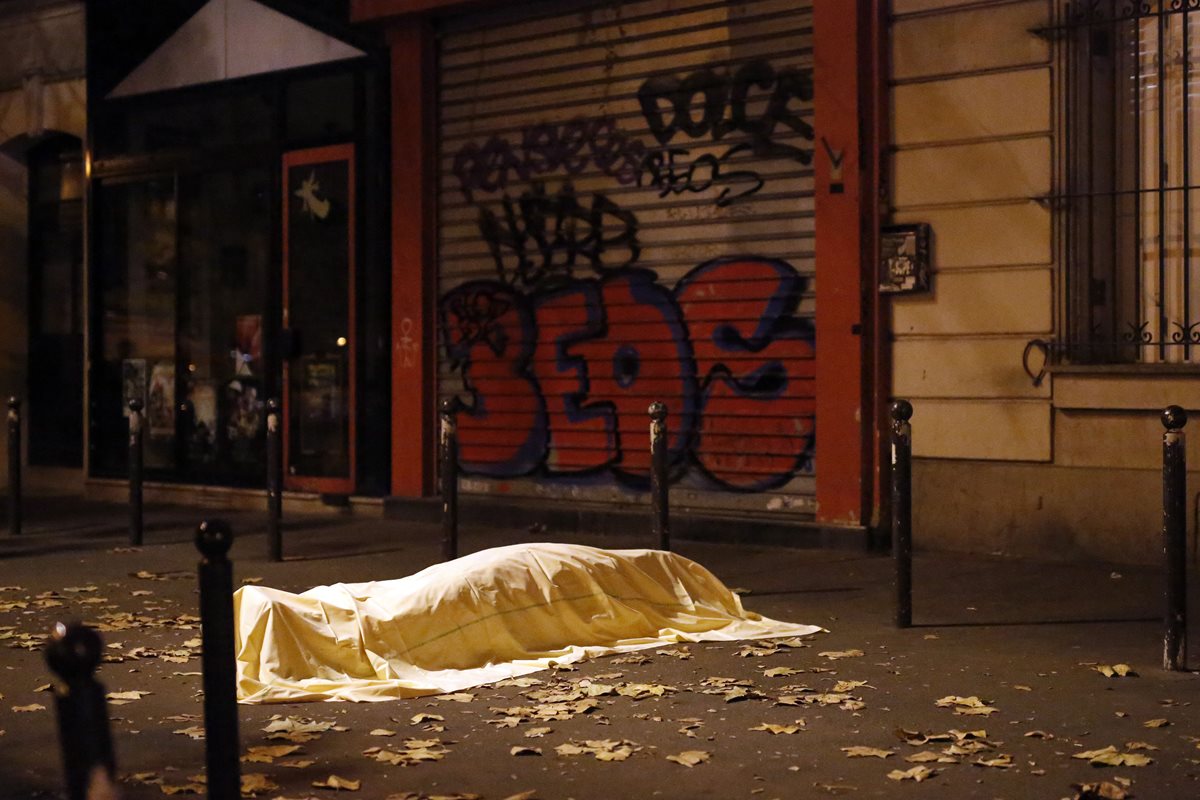 El cadáver de una de las víctimas de Samy Amimour, en la matanza del Bataclán en noviembre del 2015. (Foto Prensa Libre: AP).