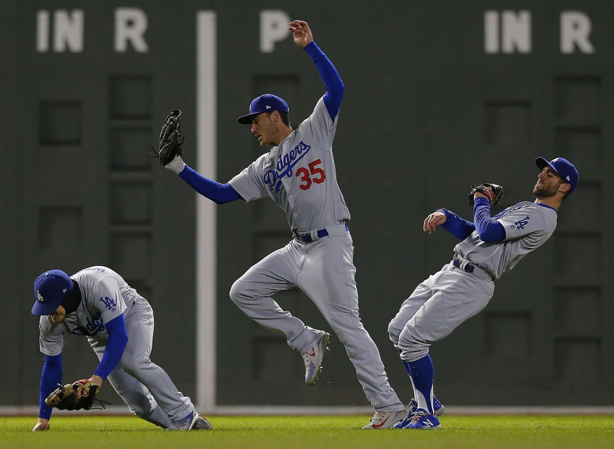 Kike Hernández, Cody Bellinger y Chris Taylor de Dodgers en acción, el miércoles 24 de octubre de 2018, en el juego dos de la Serie Mundial entre los Medias Rojas y los Dodgers. (Foto Prensa Libre: EFE)