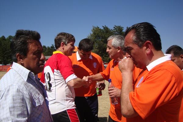 Stephen McFarland saluda a  Otto Pérez antes de juego. (Foto Prensa Libre: PP)