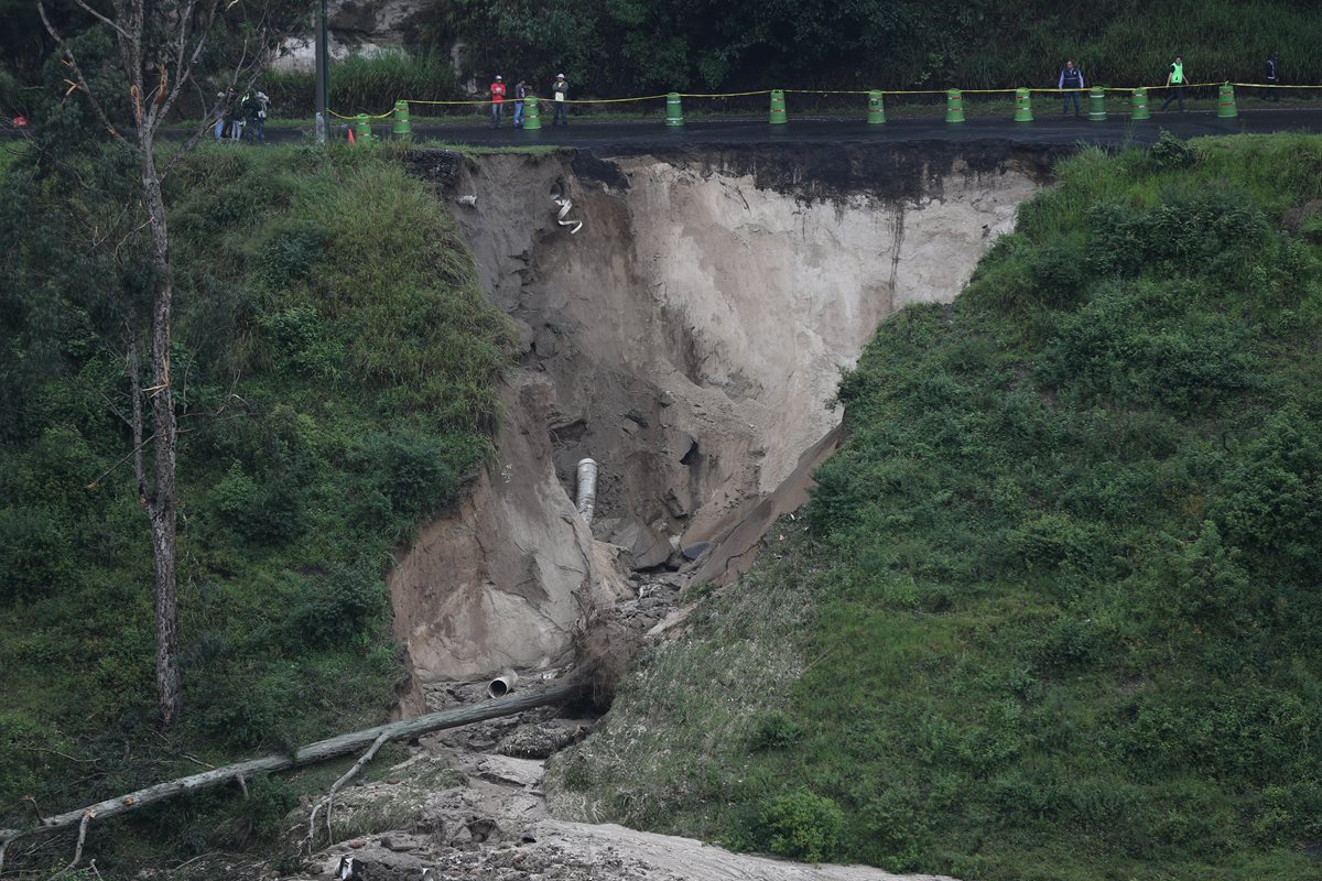 Vista lateral del socavamiento en el bulevar Sur, Ciudad San Cristóbal, zona 8 de Mixco, que conecta con la ruta al Pacífico.(Foto Prensa Libre: Óscar Rivas)