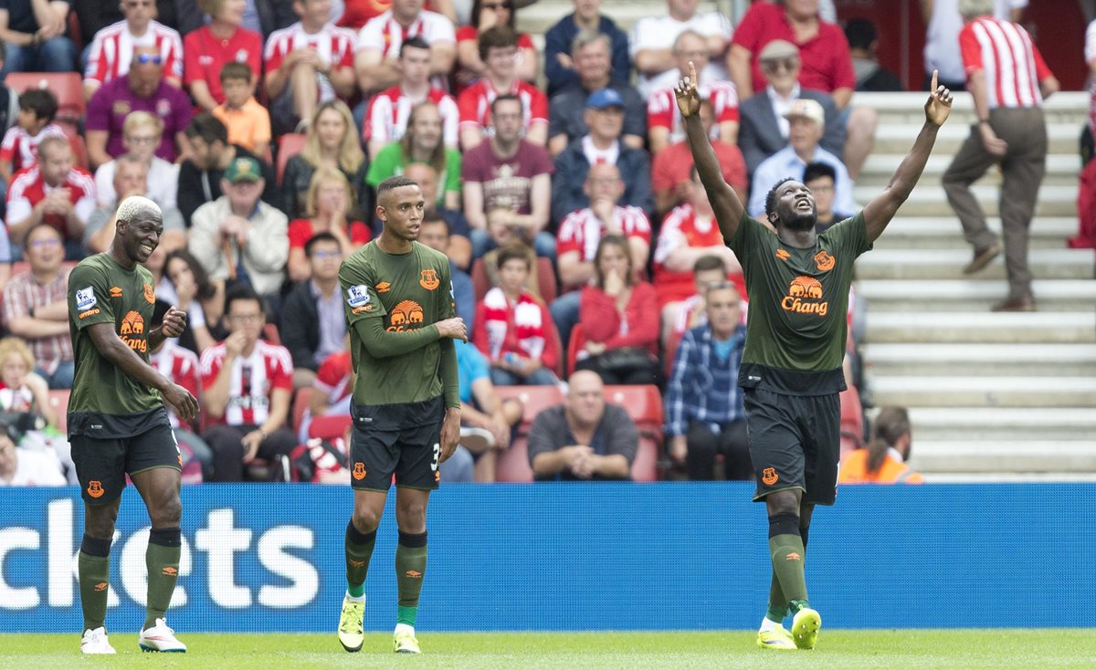 Lukaku celebra su primer gol en el partido de este sábado. (Foto Prensa Libre: AFP)