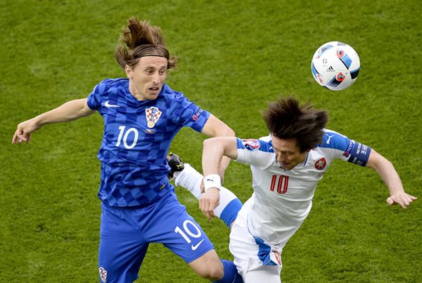 Luka Modric (i) no pudo completar los noventa minutos del partido que Croacia terminó empatando 2-2 contra República Checa (Foto Prensa Libre: AFP)