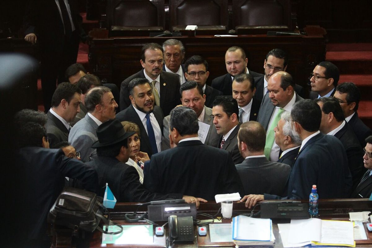 Jefes de bloque se reunieron al comienzo de la sesión para buscar acuerdos en cuanto a la jurisdicción indígena. (Foto Prensa Libre: Álvaro Interiano)