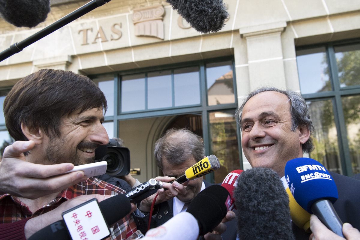 El francés Michel Platini, expresidente de la UEFA, atiende a los medios a la salida de la audiencia que el Tribunal de Arbitraje Deportivo (TAS) celebra en Lausana. (Foto Prensa Libre:EFE)