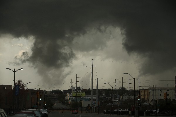 <span>Un tornado</span> <span>pasa sobre</span> <span>Tulsa</span> <span>en el norte</span><span> de Oklahoma</span><span>.(AP).</span>