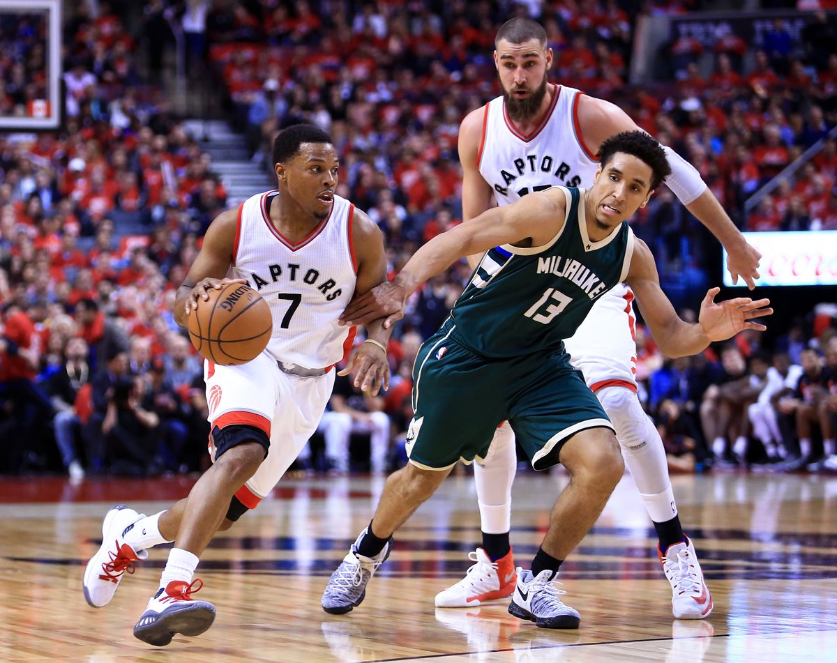 El astro Kyle Lowry anotó 22 puntos los Toronto Raptors vencieron este martes a los Milwaukee Bucks 106-100 para empatar 1-1.(Foto Prensa Libre: AFP)