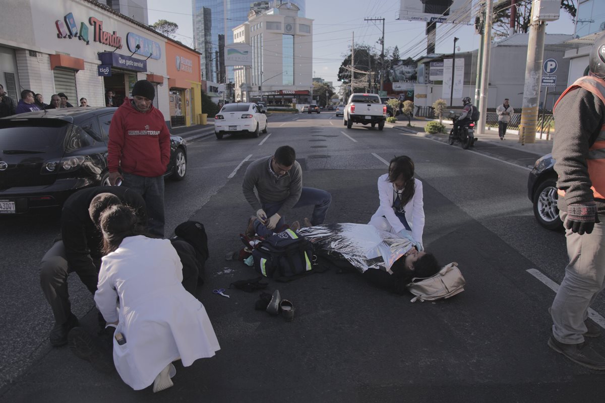 Lugar donde ocurrió el accidente en la zona 10. (Foto Prensa Libre: Fabriccio Díaz).