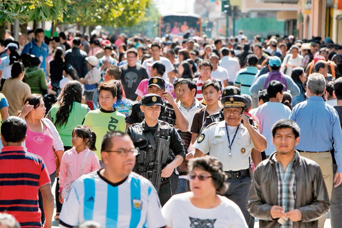 Los trabajadores activos, según el Decreto, deberán financiar el aumento para las personas jubiladas. (Foto Prensa Libre: Hemeroteca PL)