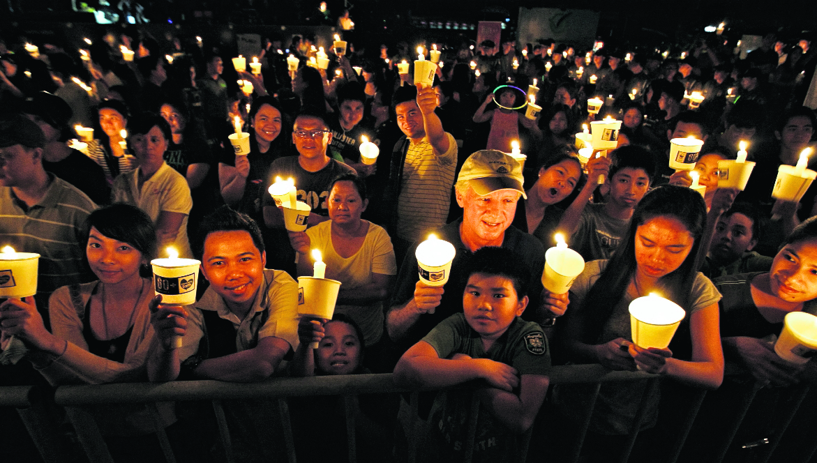 Personas de más de 175 países apagarán sus luces eléctricas durante una hora, para celebrar La Hora del Planeta. (Foto Prensa Libre: EFE).