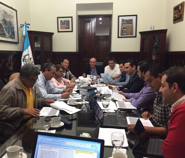 Comisión de legisladores discute iniciativa de reformas a la Ley Electoral y de Partidos Políticos. (Foto Prensa Libre: Internet)