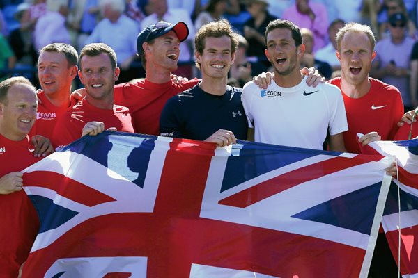 Andy Murray (centro) celebra con sus compañeros de equipos. (Foto Prensa Libre: AP)