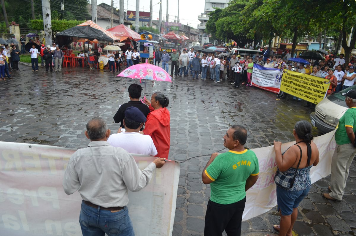 Caminata concluyó en el parque central de la cabecera de Retalhuleu. (Foto Prensa Libre: Jorge Tizol)