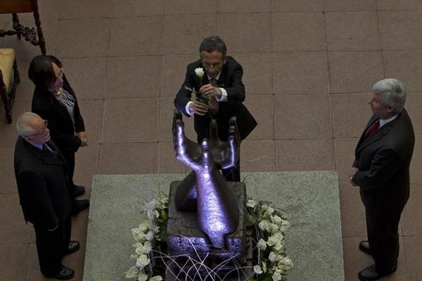 El exsecretario de la Paz, Gustavo Porras, participa en la ceremonia del cambio de la Rosa de la Paz. (Foto Prensa Libre: EFE)