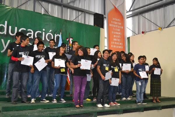 Parte del grupo de jóvenes que se graduó de curso de inglés.