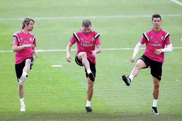 Fabio Coentrao, Pepe y Cristiano Ronaldo durante el entrenamiento en Valdebebas previo al viaje a Sevilla. (Foto Prensa Libre: EFE)