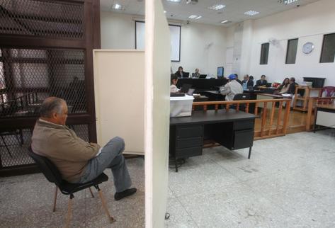 Francisco García Arredondo, escucha la declaración del testigo protegido. (Foto Prensa Libre: Paulo Raquec)