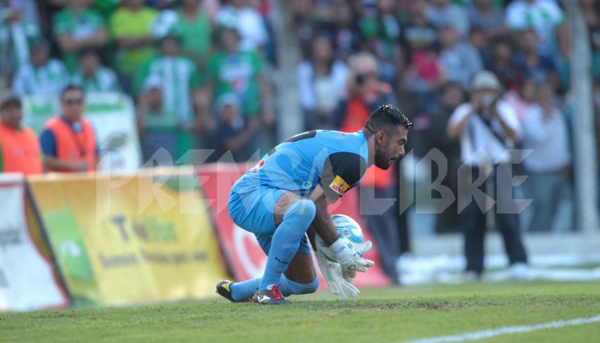 El portero rojo Paulo César Motta controla la pelota en una llegada de Antigua Guatemala. (Foto Prensa Libre: Norvin Mendoza)