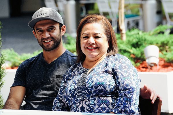 José Manuel Contreras, volante de los cremas y su mamá Doña Aury Contreras. (Foto Prensa Libre: Francisco Sánchez)