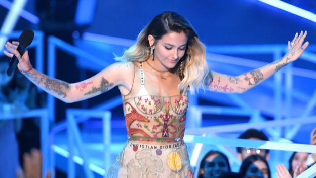 La hija de Michael Jackson, Paris Jackson, fue una de las primeras en criticar a los supremacistas blancos durante la gala de los premios MTV al tiempo que se burló del presidente Donald Trump. (GETTY IMAGES)