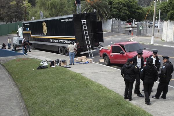 El Ministerio de Gobernación instala equipo de seguridad en el Mateo Flores. (Foto Prensa Libre: Álvaro Interiano)