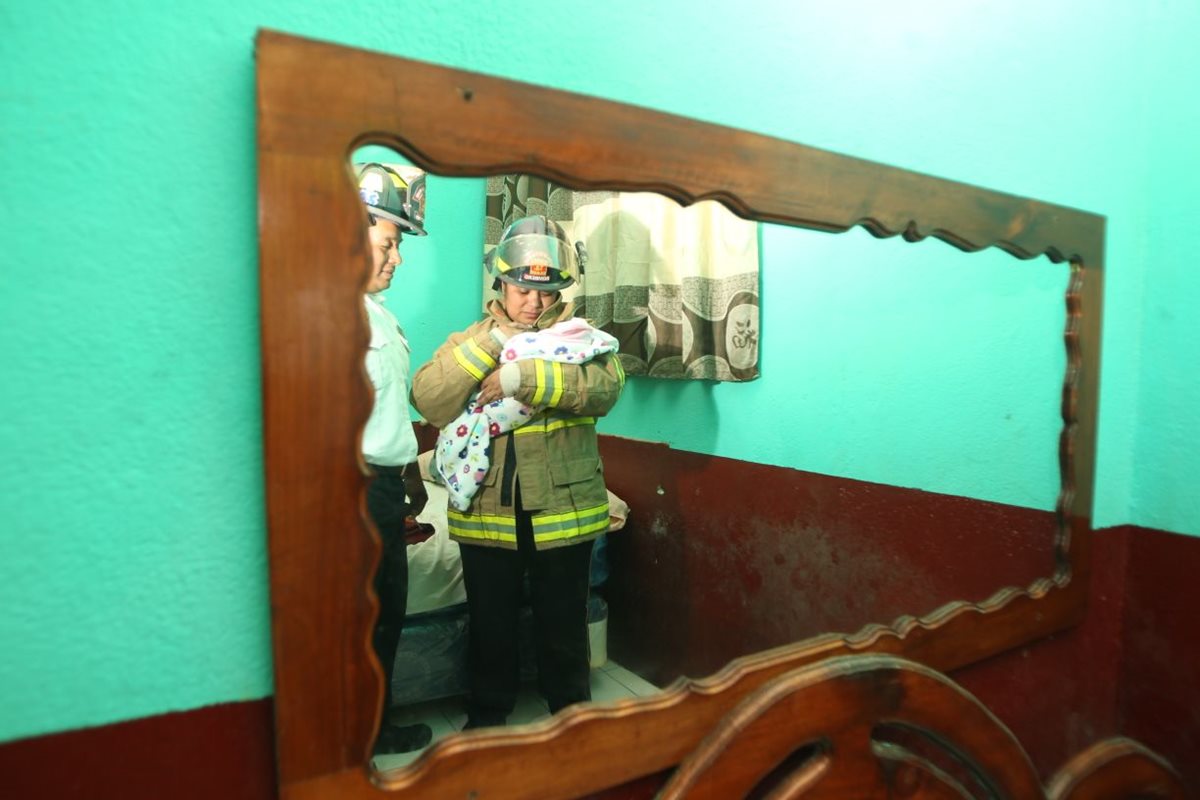 Socorristas fueron alertados para revisar a una recién nacida abandonada en la habitación de un hotel en la zona 3. (Foto Prensa Libre: Érick Ávila)