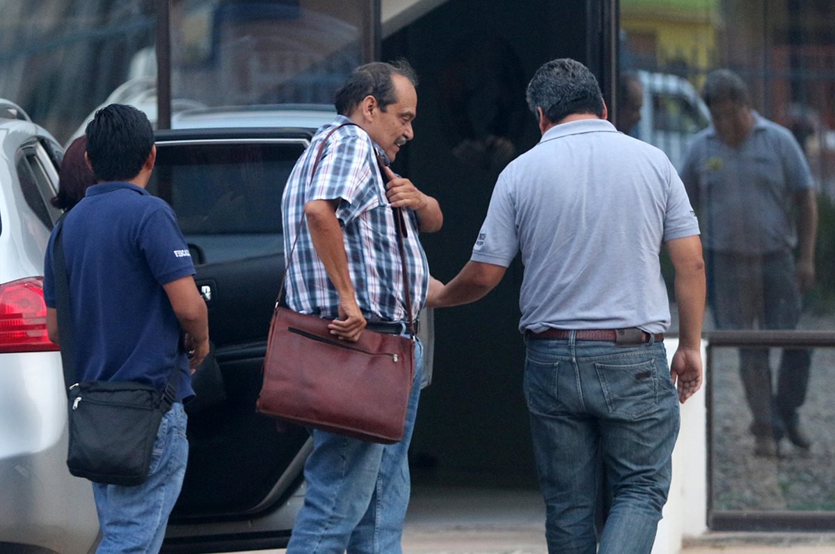 El director general de la aerolínea boliviana Lamia, Gustavo Vargas Gamboa, (al centro) al momento de ser detenido en Bolivia. (Foto Prensa Libre: EFE)