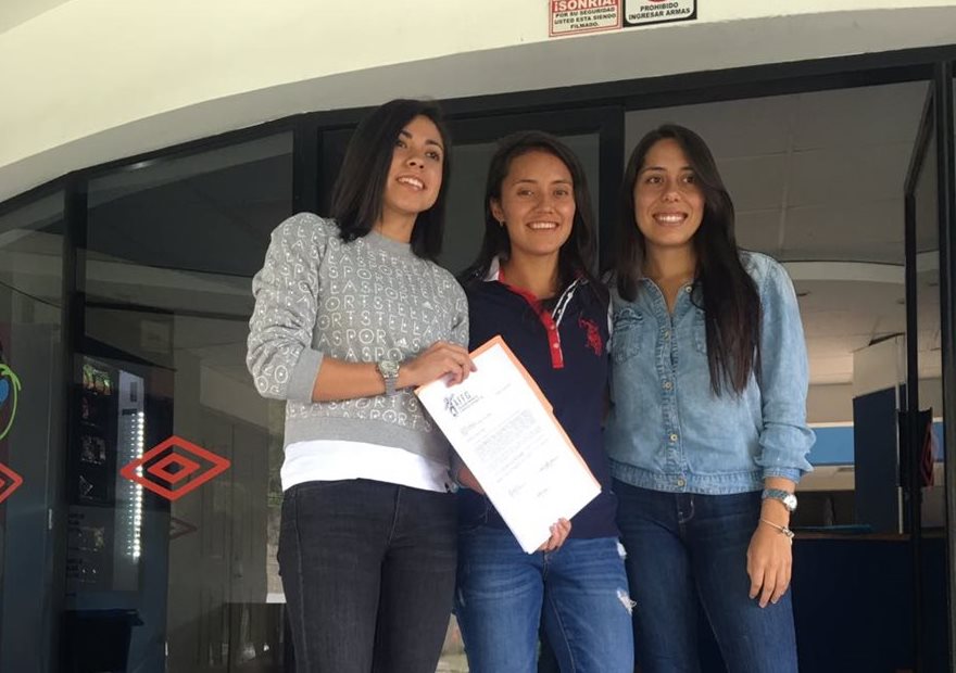 Ana Lucía Martínez (izquierda), futbolista guatemalteca que juega en España, es parte del movimiento. (Foto Prensa Libre: cortesía Ana Lucía Martínez)