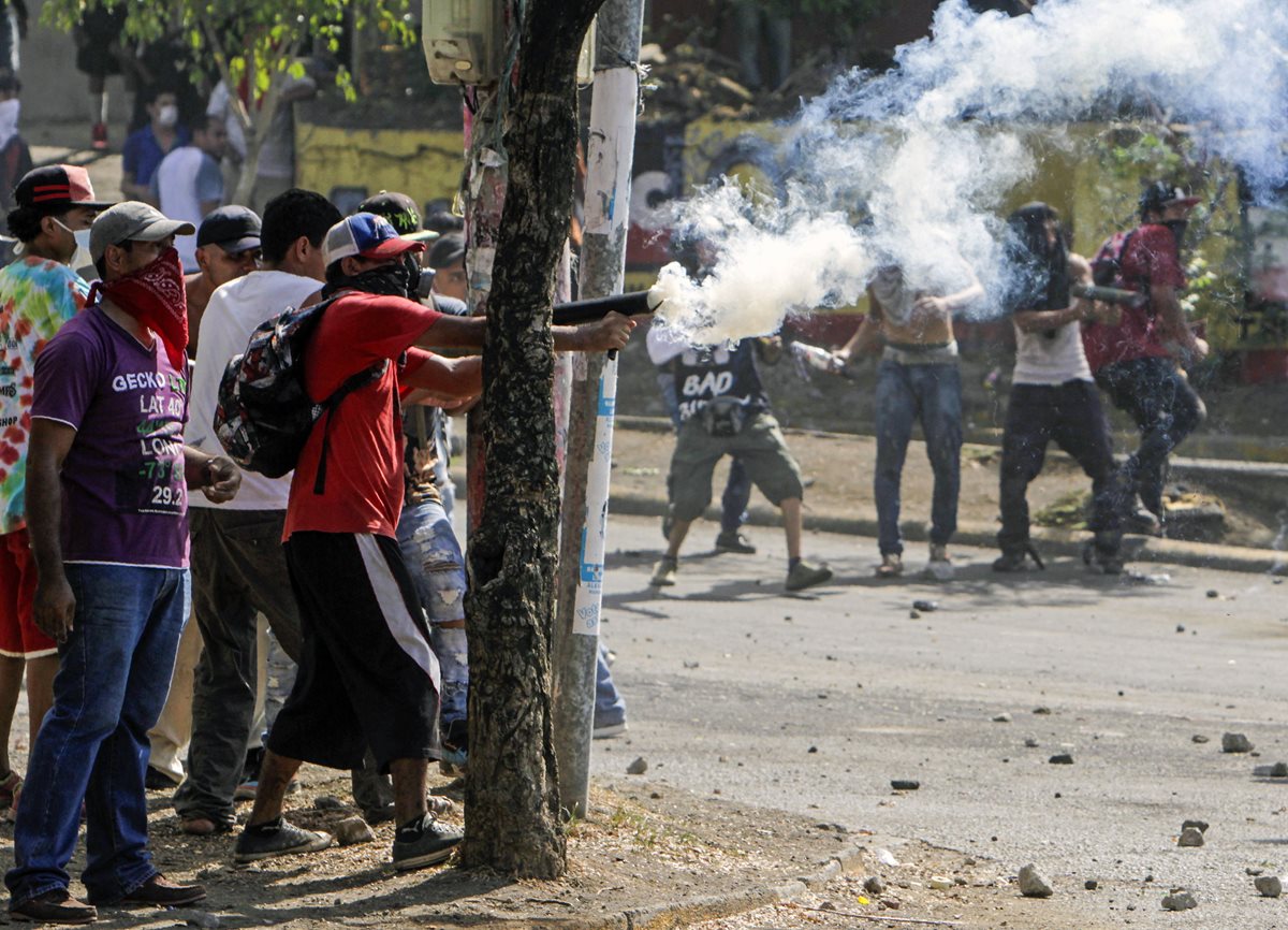 Las protestas contra Ortega se iniciaron el miércoles por unas reformas a la seguridad social que reducen las pensiones. (Foto Prensa Libre: AFP)
