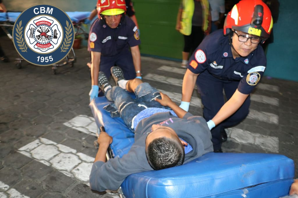 Los Bomberos Municipales trasladaron a varias personas heridas entre ellas dos agentes de la PNC que fueron baleados en Lo de Carranza, San Juan Sacatepéquez. (Foto Prensa Libre: CBM)