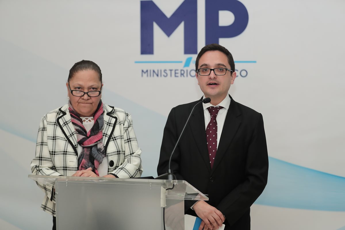 María Consuelo Porras, Fiscal General del Ministerio Público y Juan Francisco Sandoval, jefe de la Feci, durante la conferencia de prensa. (Foto Prensa Libre: Juan Diego González)