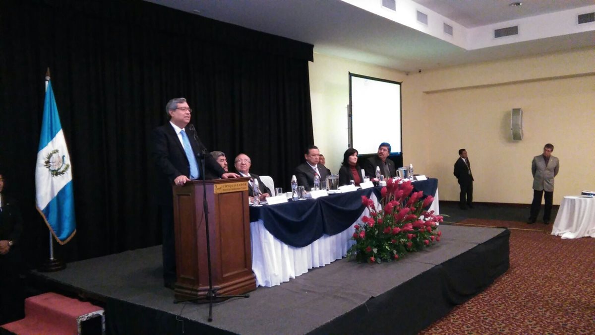 El vicepresidente electo Jafeth Cabrera particpó en la actividad de la Contraloría General de Cuentas. (Foto Prensa Libre: Esbin García)