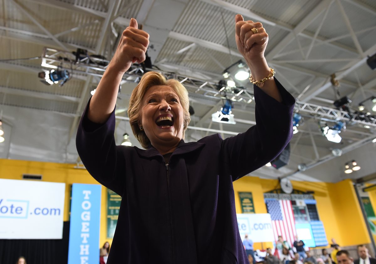 La demócrata Hillary Clinton saluda a simpatizantes durante una actividad pública el lunes, luego del agresivo debate con Trump. (Foto Prensa Libre: AFP).