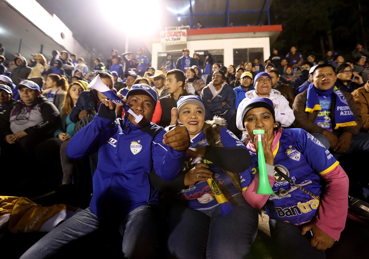 Apoyo total en el estadio Verapaz. (Foto Prensa Libre: Francisco Sánchez)