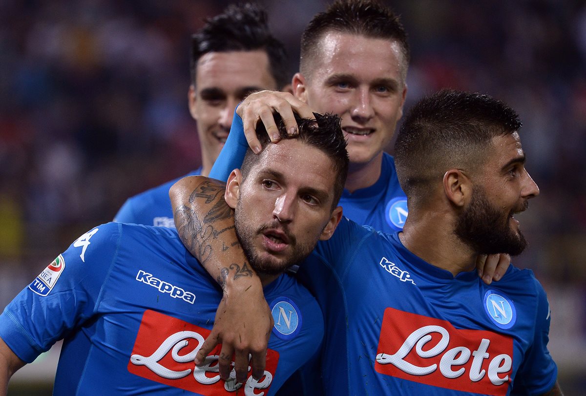 Dries Mertens celebra con sus compañeros de equipo después de anotar un gol contra el Bolonia en la victoria del Nápoli 3-0. (Foto Prensa Libre: AFP)