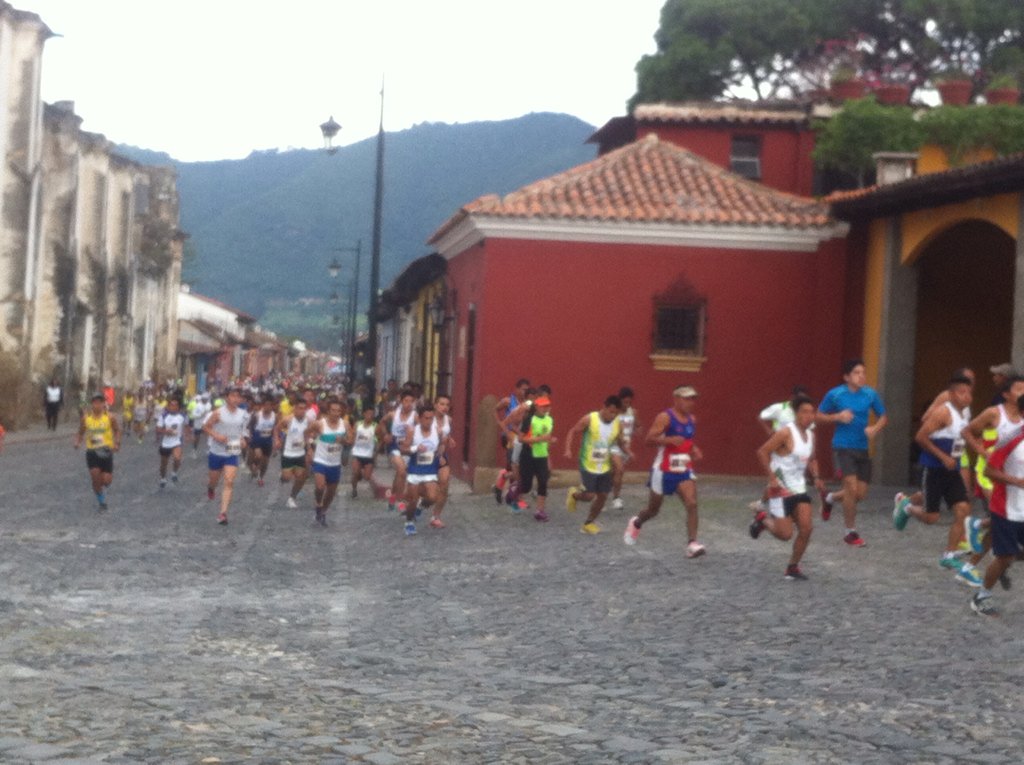 Miles de corredores compitieron por la corona este domingo. (Foto Prensa Libre: Miguel López)