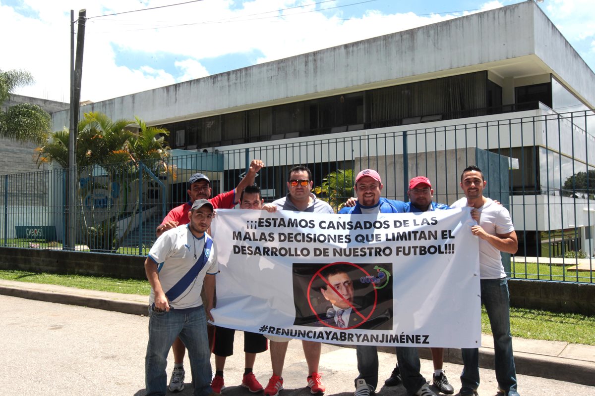 Los aficionados muestran la pancarta enfrente de la Fedefutbol. (Foto Prensa Libre: Norvin Mendoza)