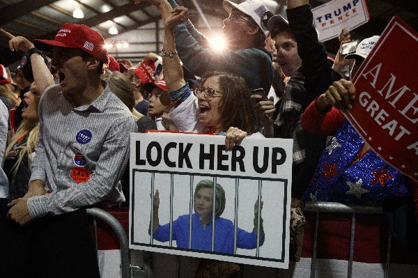 Partidarios de Donald Trump aplauden durante un mitin en Leesburg, Virginia. (Foto Prensa Libre: AP)