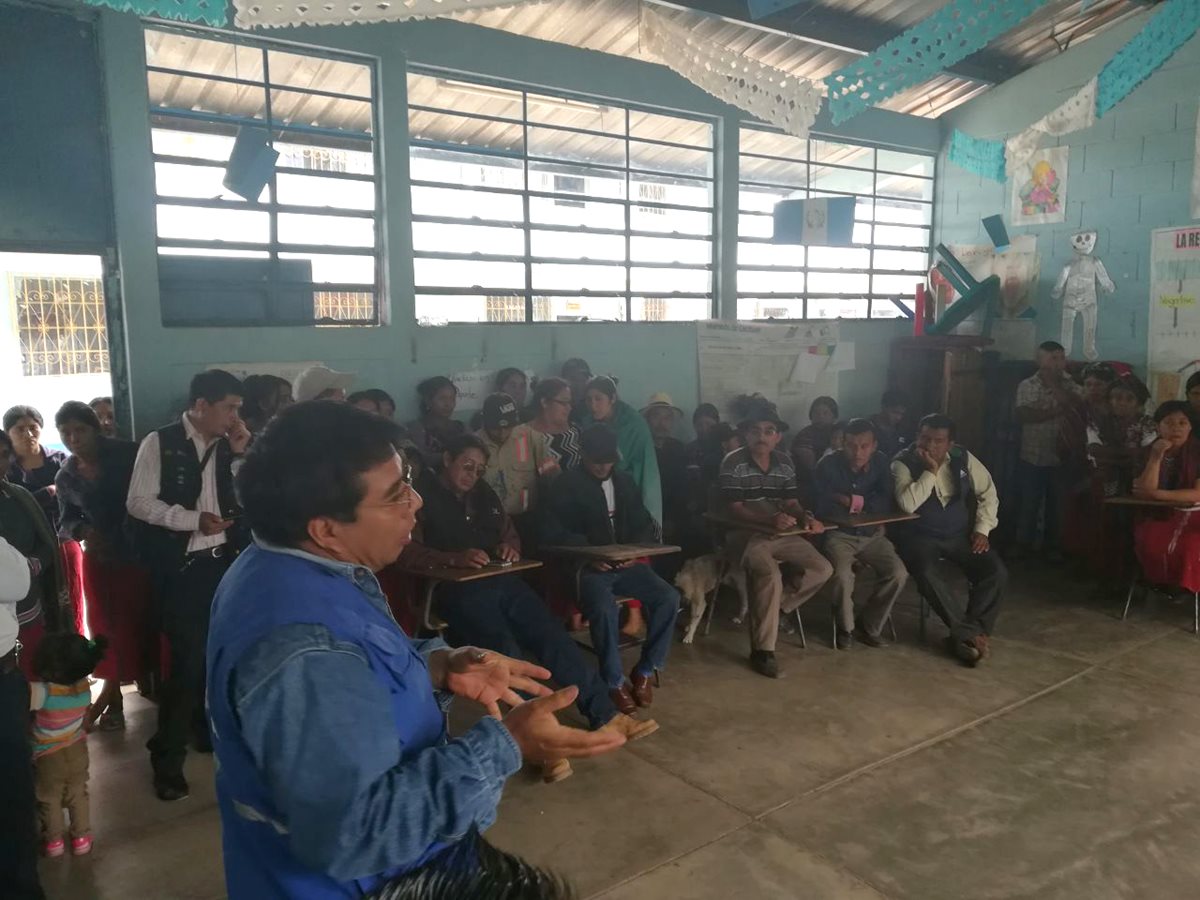 Eulogio Ceto, auxiliar interino de la Procuraduría de los Derechos Humanos en Nebaj, Quiché, media entre maestros y padres de familia para reanudar las clases. (Foto Prensa Libre: Héctor Cordero)