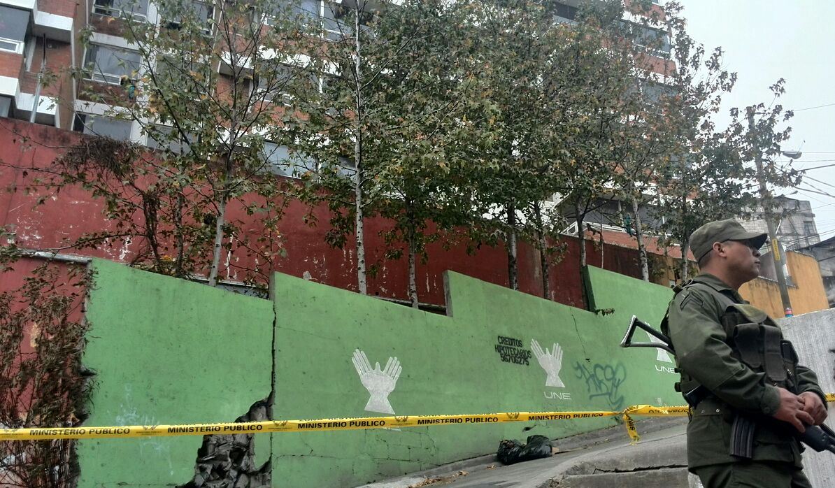 Las bolsas con los restos humanos fueron dejados en el ingreso al condominio donde vive el alcalde de Mixco, en la zona 6 del municipio. (Foto Prensa Libre: Estuardo Paredes)