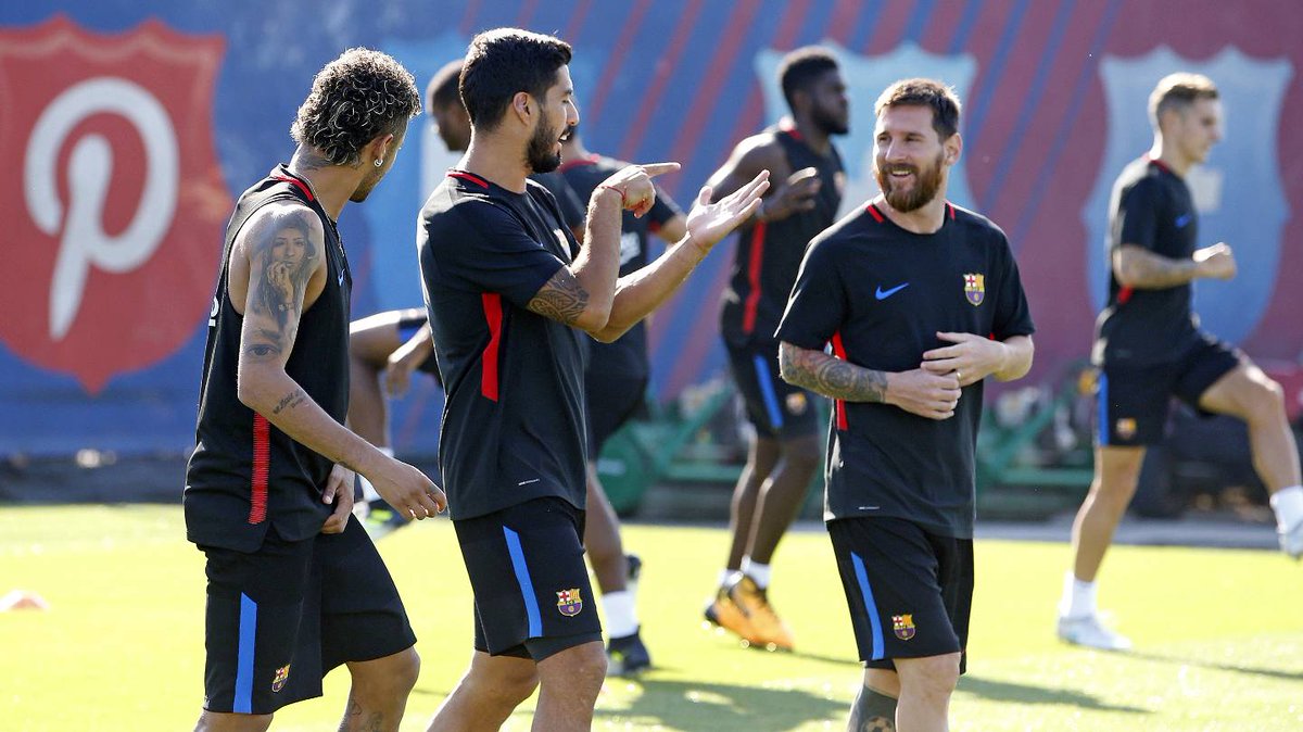 Neymar, Luis Suárez y Lionel Messi disfrutan del entrenamiento este domingo. (Foto Prensa Libre: cortesía FC Barcelona)