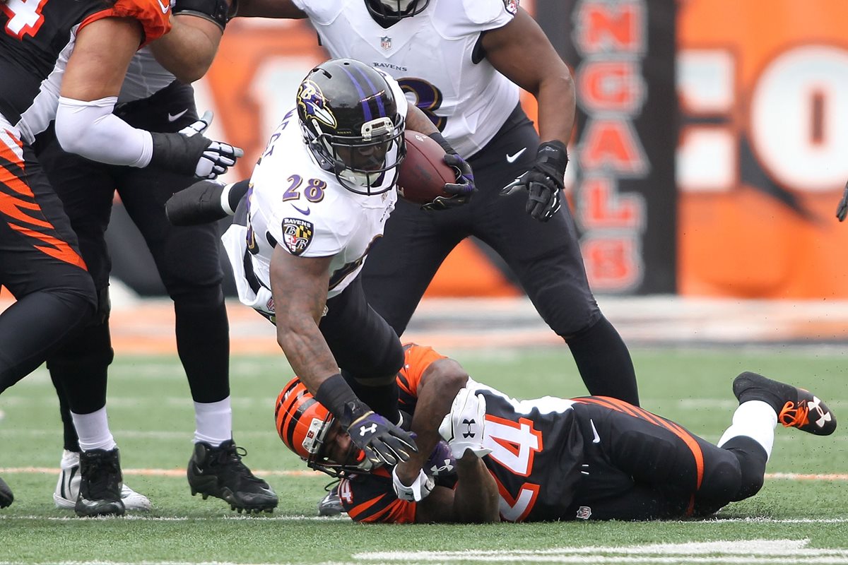 Adam Jones #24 fue encarcelado el martes por la mañana y enfrenta cargos de agresión, desorden público y obstrucción de tareas policiales.(Foto Prensa Libre: AFP)