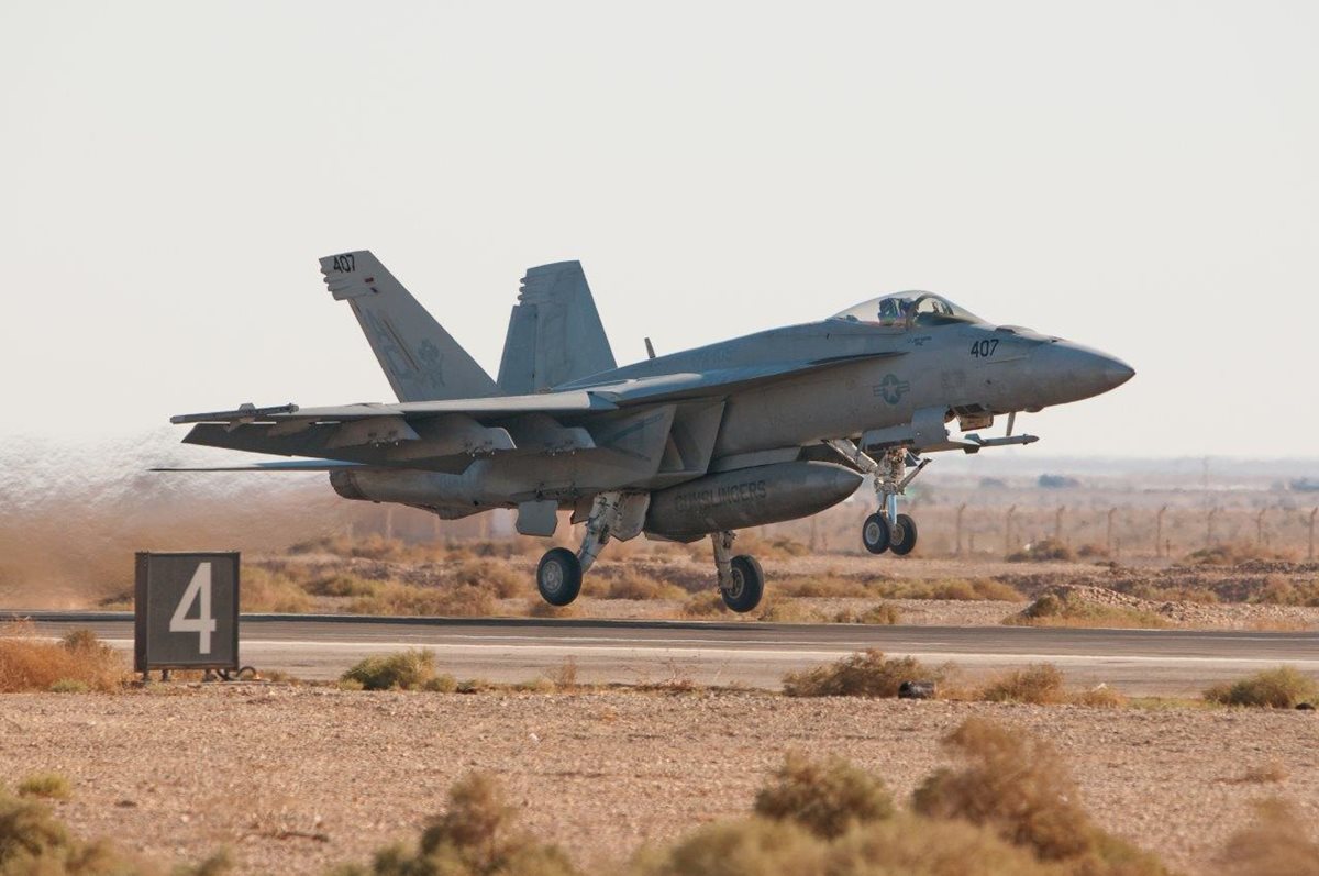 US Navy F-18, prototipo de una de las aeronaves involucradas en el accidente. (Foto Prensa Libre: AFP)