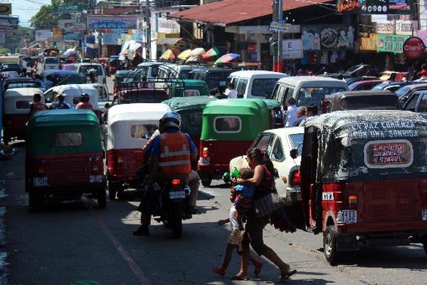 Vecinos de Mazatenango se quejan del desorden vial en la ciudad y dicen que la PMT solo funciona para imponer multas.